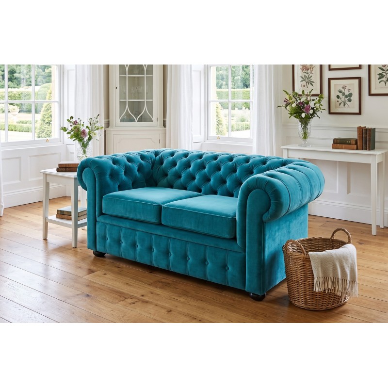 Turkusowa sofa Chesterfield Retro z kompletu w jasnym salonie Turkusowa sofa Chesterfield Retro z kompletu w jasnym salonie