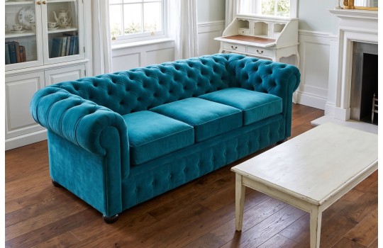 Turkusowa sofa Chesterfield Retro z trzema siedziskami przy kominku Turkusowa sofa Chesterfield Retro z trzema siedziskami przy kominku