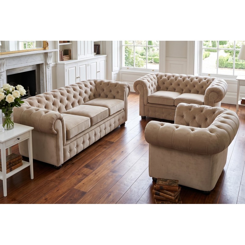 Beżowy komplet Chesterfield Retro - dwie sofy i fotel w salonie z kominkiem Beżowy komplet Chesterfield Retro - dwie sofy i fotel w salonie z kominkiem