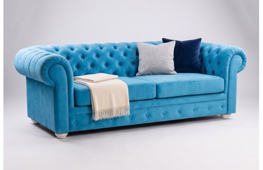 Błękitna sofa Chesterfield Retro z poduszkami i kocem Błękitna sofa Chesterfield Retro z poduszkami i kocem