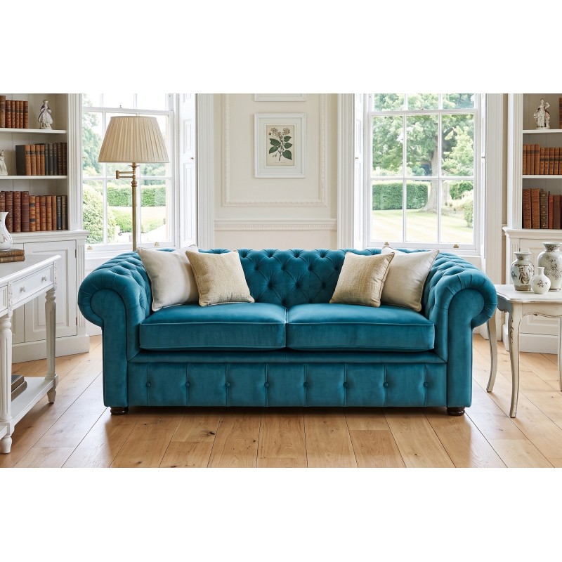 Turkusowa sofa Chesterfield Retro w salonie z biblioteczką Turkusowa sofa Chesterfield Retro w salonie z biblioteczką