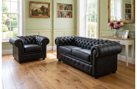 Czarny fotel skórzany Chesterfield Retro – komplet z sofą w salonie z drewnianą podłogą Czarny fotel skórzany Chesterfield Retro – komplet z sofą w salonie z drewnianą podłogą