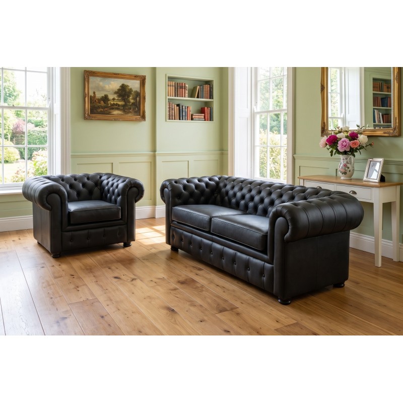 Czarny fotel skórzany Chesterfield Retro – komplet z sofą w salonie z drewnianą podłogą Czarny fotel skórzany Chesterfield Retro – komplet z sofą w salonie z drewnianą podłogą