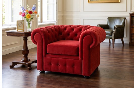 Czerwony fotel Chesterfield Retro – welurowe obicie z pikowaniem guzikami w jasnym salonie Czerwony fotel Chesterfield Retro – welurowe obicie z pikowaniem guzikami w jasnym salonie