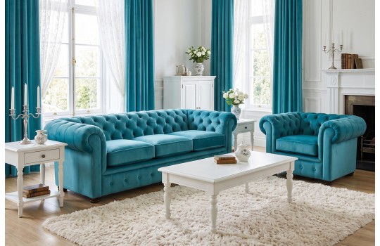 Turkusowa sofa i fotel Chesterfield Retro w salonie z zasłonami Turkusowa sofa i fotel Chesterfield Retro w salonie z zasłonami