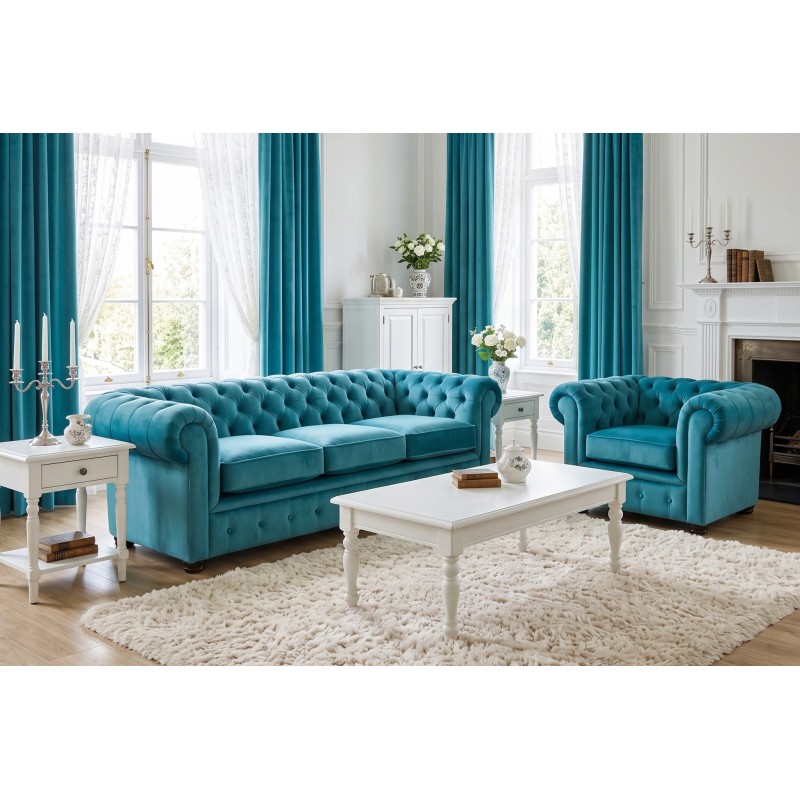 Turkusowa sofa i fotel Chesterfield Retro w salonie z zasłonami Turkusowa sofa i fotel Chesterfield Retro w salonie z zasłonami