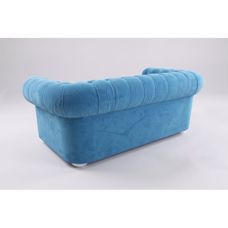 Błękitna sofa chesterfield od tyłu – welurowe obicie i pikowane tylne oparcie Błękitna sofa chesterfield od tyłu – welurowe obicie i pikowane tylne oparcie