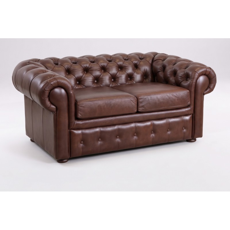 Skórzana sofa chesterfield w ciepłym brązie – pikowane boki i zaokrąglone wałki Skórzana sofa chesterfield w ciepłym brązie – pikowane boki i zaokrąglone wałki