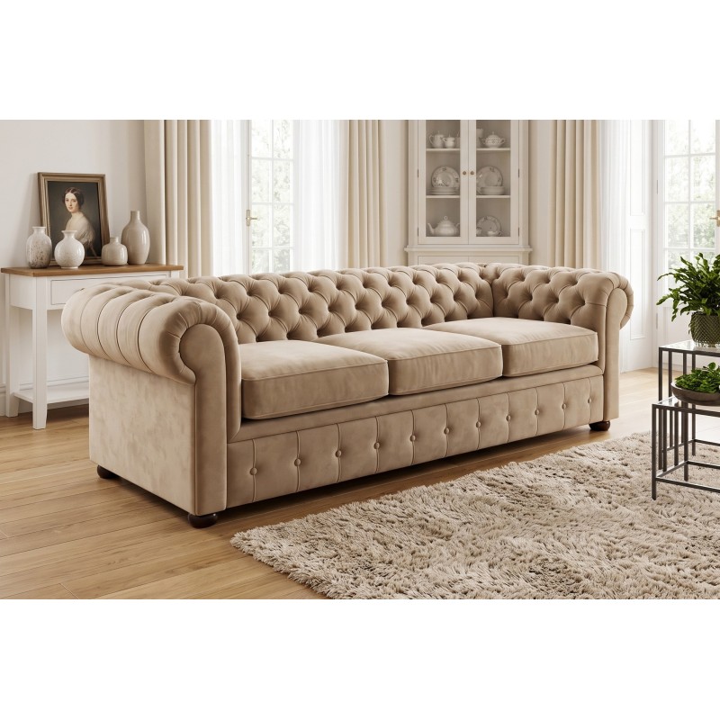 Beżowa sofa chesterfield w tkaninie – pikowane oparcie i trzy siedziska w jasnym salonie Beżowa sofa chesterfield w tkaninie – pikowane oparcie i trzy siedziska w jasnym salonie