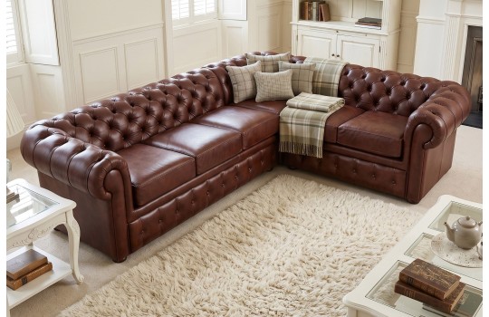 Brązowy skórzany narożnik Chesterfield Retro w kształcie L w salonie