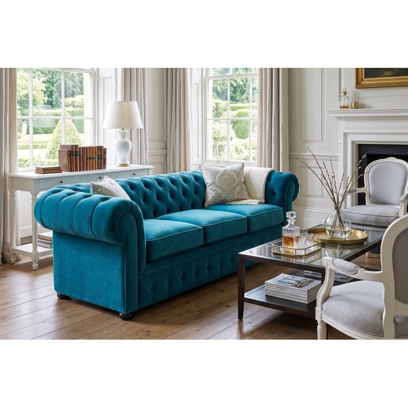 Turkusowa sofa Chesterfield Retro w salonie z kominkiem