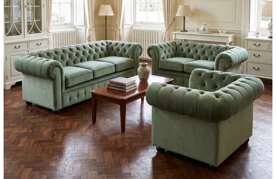 Zielony komplet chesterfield – sofa z fotelami w welurze, wnętrze z drewnianym parkietem Zielony komplet chesterfield – sofa z fotelami w welurze, wnętrze z drewnianym parkietem