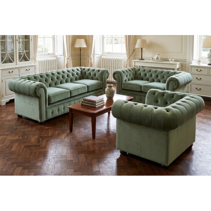 Zielony komplet chesterfield – sofa z fotelami w welurze, wnętrze z drewnianym parkietem Zielony komplet chesterfield – sofa z fotelami w welurze, wnętrze z drewnianym parkietem
