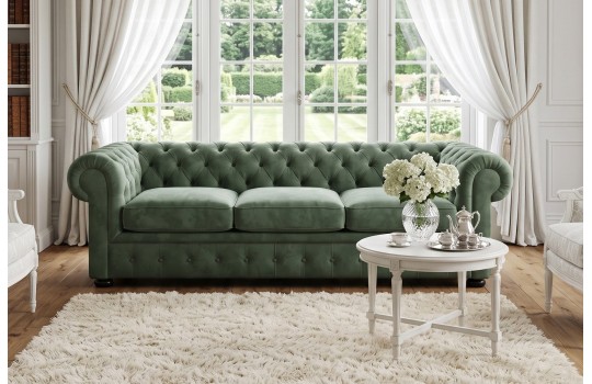 Zielona sofa Chesterfield Retro w salonie z dużymi oknami Zielona sofa Chesterfield Retro w salonie z dużymi oknami