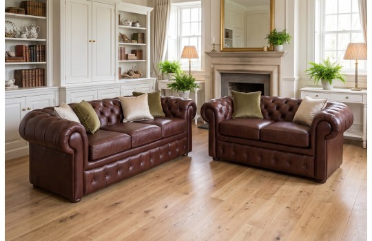 Brązowa skórzana sofa i fotel Chesterfield Retro przy kominku Brązowa skórzana sofa i fotel Chesterfield Retro przy kominku