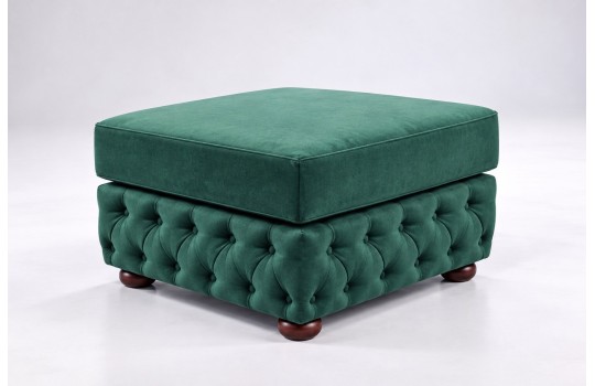 Pufa chesterfield Foster w zielonej tkaninie – pikowane boki i niskie toczone nóżki Pufa chesterfield Foster w zielonej tkaninie – pikowane boki i niskie toczone nóżki