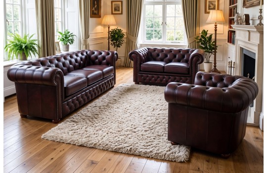 Komplet chesterfield Foster w bordowej skórze – sofa z fotelami w klasycznym salonie Komplet chesterfield Foster w bordowej skórze – sofa z fotelami w klasycznym salonie