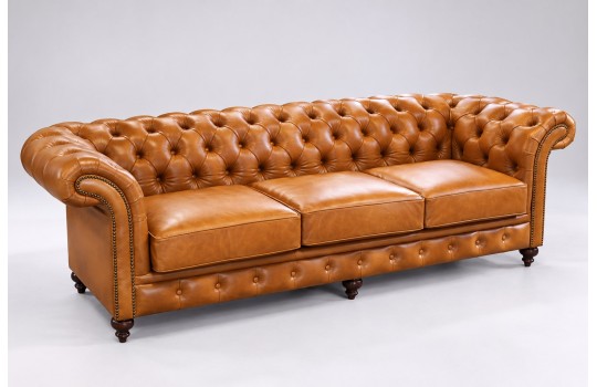 Sofa chesterfield Harry na wymiar – koniakowa skóra, trzy siedziska i toczone nóżki