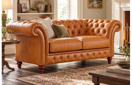 Skórzana sofa Chesterfield Harry 232 cm – skóra naturalna w koniaku, pikowane oparcie i ćwieki Skórzana sofa Chesterfield Harry 232 cm – skóra naturalna w koniaku, pikowane oparcie i ćwieki