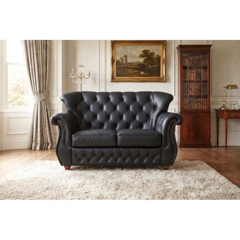Czarna sofa chesterfield James 150 cm w skórzanym obiciu w salonie z biblioteczką