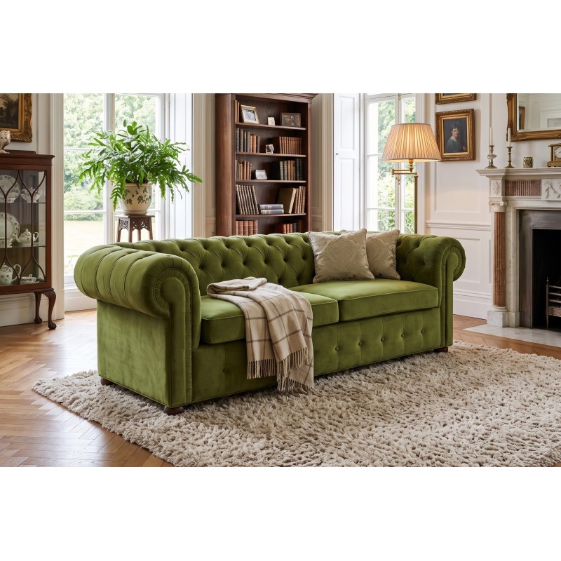 Sofa chesterfield Mati w oliwkowej zieleni w salonie z kominkiem i regałem Sofa chesterfield Mati w oliwkowej zieleni w salonie z kominkiem i regałem
