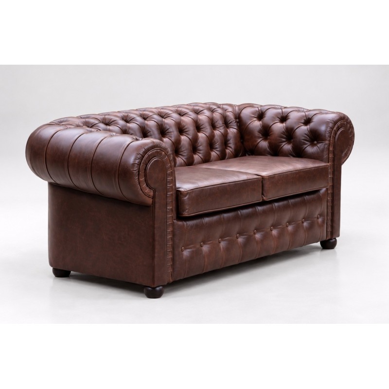 Brązowa skórzana sofa chesterfield Mati 230 cm, ujęcie z boku na zaokrąglony podłokietnik Brązowa skórzana sofa chesterfield Mati 230 cm, ujęcie z boku na zaokrąglony podłokietnik