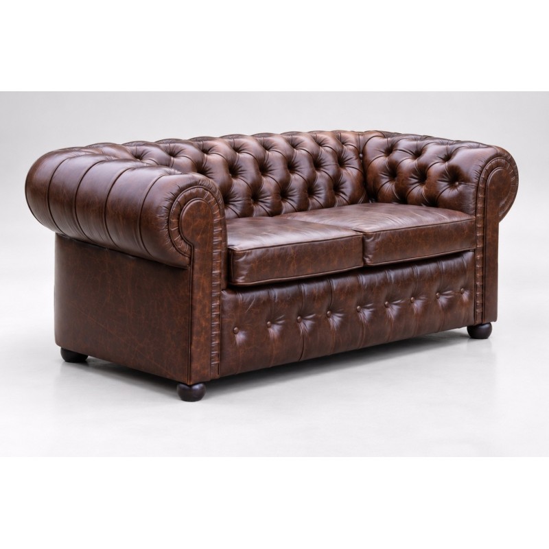 Skórzana sofa chesterfield Mati 230 cm w brązowej skórze naturalnej z pikowanym oparciem Skórzana sofa chesterfield Mati 230 cm w brązowej skórze naturalnej z pikowanym oparciem