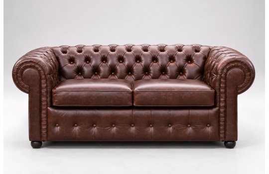 Skórzana sofa chesterfield Mati 230 cm z przodu - dwa siedziska i pikowany pas pod siedziskami Skórzana sofa chesterfield Mati 230 cm z przodu - dwa siedziska i pikowany pas pod siedziskami