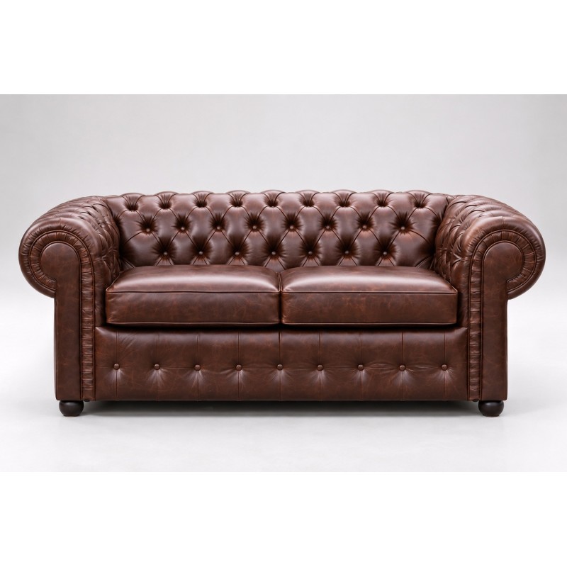 Skórzana sofa chesterfield Mati 230 cm z przodu - dwa siedziska i pikowany pas pod siedziskami Skórzana sofa chesterfield Mati 230 cm z przodu - dwa siedziska i pikowany pas pod siedziskami