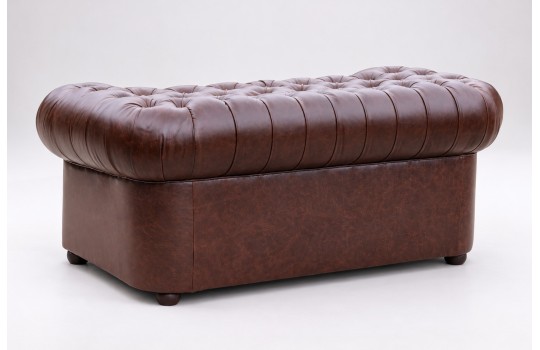 Tył skórzanej sofy chesterfield Mati 230 cm w brązowej skórze Tył skórzanej sofy chesterfield Mati 230 cm w brązowej skórze