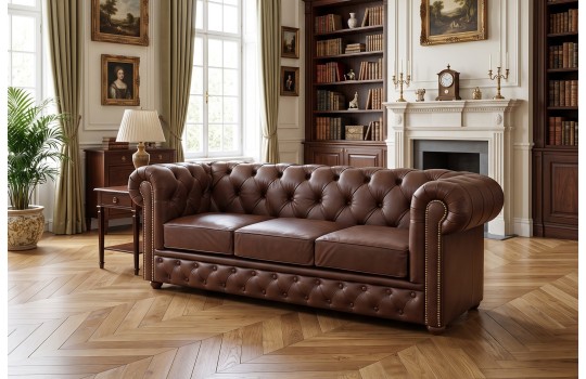 Sofa Windsor w klasycznym salonie z kominkiem i regałami na książki