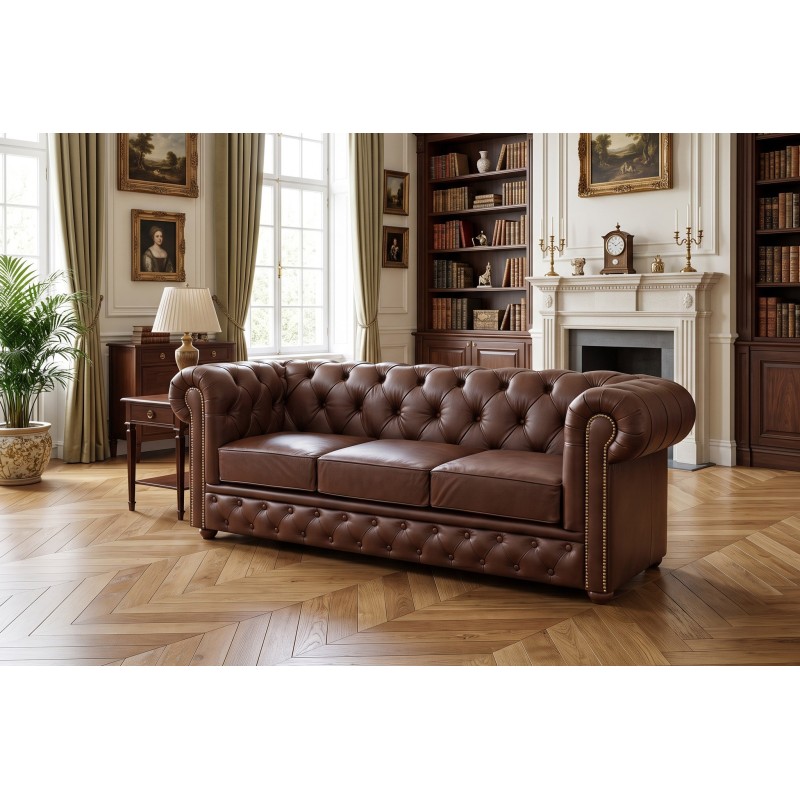 Sofa Windsor w klasycznym salonie z kominkiem i regałami na książki