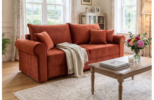 Sofa Roza 236 cm w ceglastym welurze – poduszki w tym samym kolorze w jasnym salonie