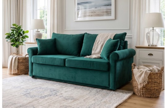 Sofa Roza w morskiej zieleni – turkusowy welur w jasnym salonie z roślinami Sofa Roza w morskiej zieleni – turkusowy welur w jasnym salonie z roślinami