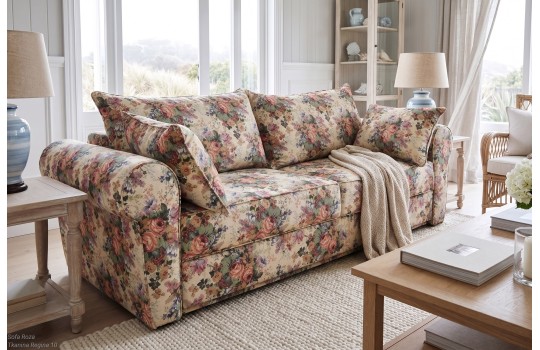 Kwiatowa sofa Roza 236 cm – kremowe obicie w róże przy oknie z widokiem Kwiatowa sofa Roza 236 cm – kremowe obicie w róże przy oknie z widokiem