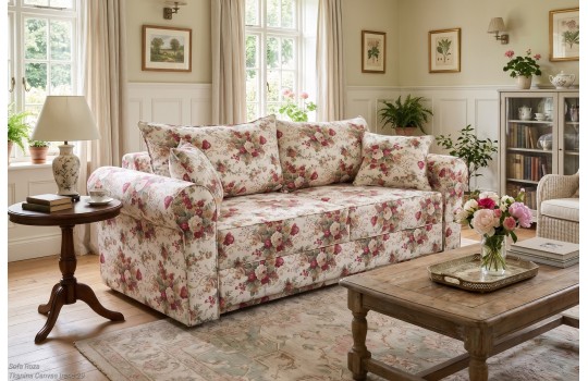 Sofa Roza w kwiaty – kremowa tkanina w róże w salonie z lampą i biblioteczką Sofa Roza w kwiaty – kremowa tkanina w róże w salonie z lampą i biblioteczką