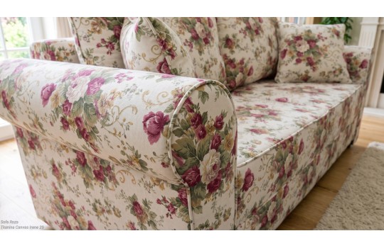 Sofa Roza w kwiaty – kremowe obicie w róże, ujęcie z góry przy oknie Sofa Roza w kwiaty – kremowe obicie w róże, ujęcie z góry przy oknie