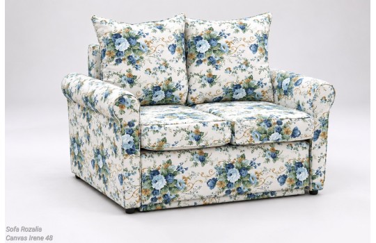 Sofa Roza w tkaninie Canvas Irene 48 – niebieskie i zielone kwiaty na kremowym tle Sofa Roza w tkaninie Canvas Irene 48 – niebieskie i zielone kwiaty na kremowym tle