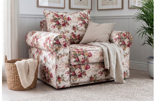 Rozkładana sofa 126 cm Roza – kwiatowe obicie w róże, koc i wiklinowy kosz w salonie