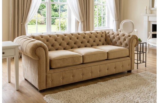 Sofa w pluszowej tkaninie Chesterfield Retro – beżowe obicie, aranżacja z fotelami uszakami Sofa w pluszowej tkaninie Chesterfield Retro – beżowe obicie, aranżacja z fotelami uszakami
