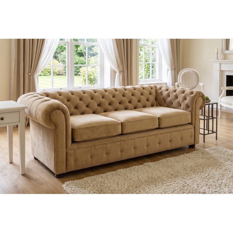 Sofa w pluszowej tkaninie Chesterfield Retro – beżowe obicie, aranżacja z fotelami uszakami Sofa w pluszowej tkaninie Chesterfield Retro – beżowe obicie, aranżacja z fotelami uszakami