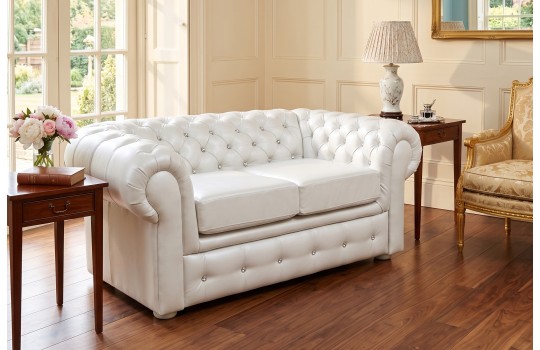 Biała sofa skórzana Chesterfield Retro – głębokie pikowanie oparcia w jasnym salonie Biała sofa skórzana Chesterfield Retro – głębokie pikowanie oparcia w jasnym salonie