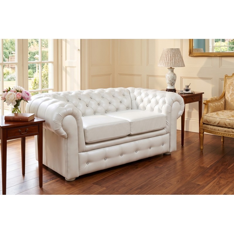 Biała sofa skórzana Chesterfield Retro – głębokie pikowanie oparcia w jasnym salonie Biała sofa skórzana Chesterfield Retro – głębokie pikowanie oparcia w jasnym salonie