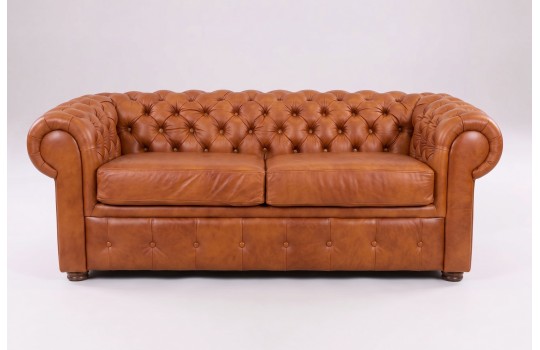 Klasyczna sofa skórzana Chesterfield Retro – koniakowa skóra z naturalnym połyskiem Klasyczna sofa skórzana Chesterfield Retro – koniakowa skóra z naturalnym połyskiem