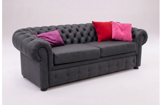 Grafitowa sofa Chesterfield Retro – ciemne obicie z pikowaniem i kolorowymi poduszkami Grafitowa sofa Chesterfield Retro – ciemne obicie z pikowaniem i kolorowymi poduszkami