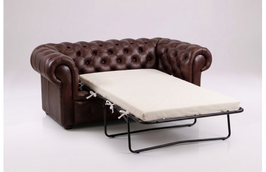 Sofa Chesterfield z funkcją spania na stelażu belgijskim – rozłożona wersja z materacem Sofa Chesterfield z funkcją spania na stelażu belgijskim – rozłożona wersja z materacem