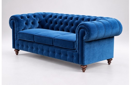 Sofa Chesterfield Globo 220 cm w kobaltowym obiciu, ujęcie z boku na zaokrąglony podłokietnik Sofa Chesterfield Globo 220 cm w kobaltowym obiciu, ujęcie z boku na zaokrąglony podłokietnik