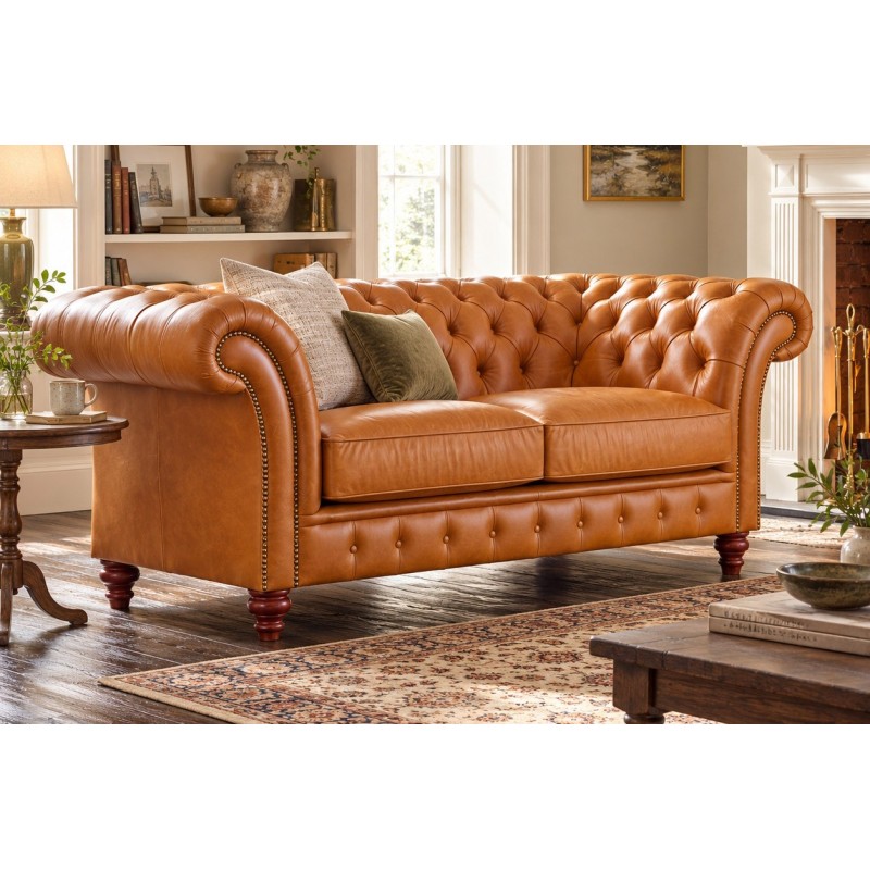 Sofa chesterfield z głębokim siedziskiem Harry w salonie z dywanem i stolikiem Sofa chesterfield z głębokim siedziskiem Harry w salonie z dywanem i stolikiem