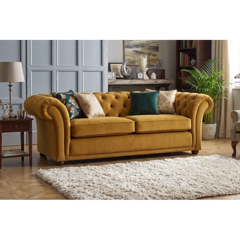 Musztardowa welurowa kanapa chesterfield Sansa 233 cm w salonie z poduszkami
