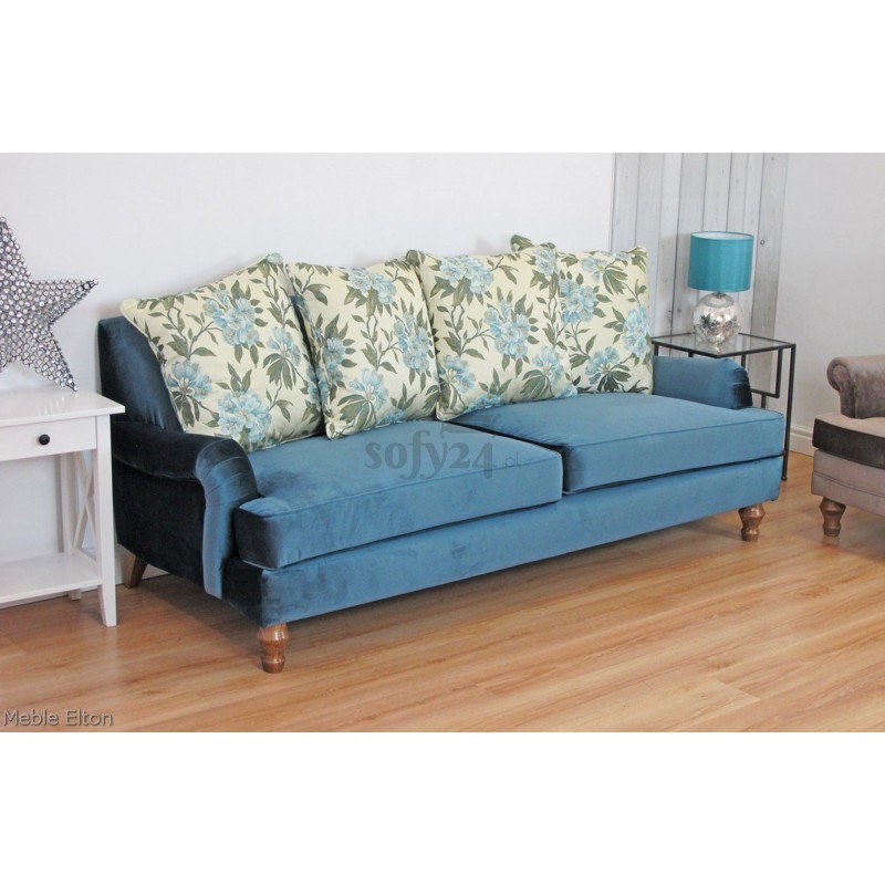 Sofa z poduchami w kwiaty
